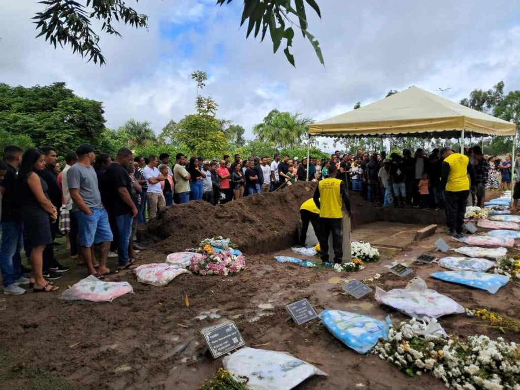 Sepultamento de Pai e filho mortos por descarga elétrica