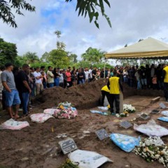 Sepultamento de Pai e filho mortos por descarga elétrica