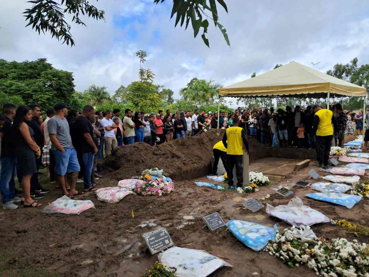 Sepultamento de Pai e filho mortos por descarga elétrica