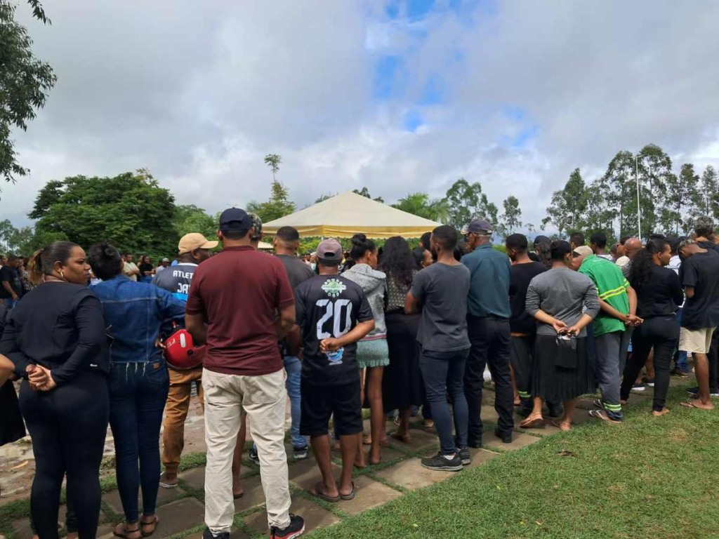 Sepultamento de Pai e filho mortos por descarga elétrica