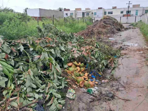 Moradores do Parque Centauro reclamam de rua interditada por entulho e lixo