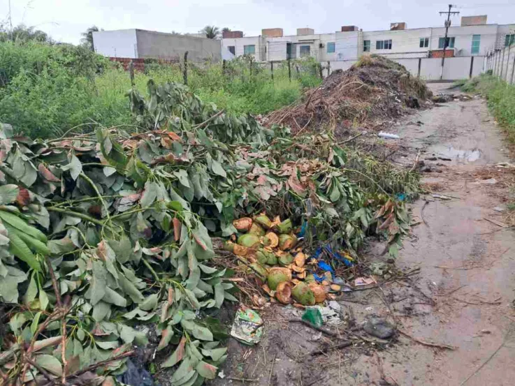 Moradores do Parque Centauro reclamam de rua interditada por entulho e lixo