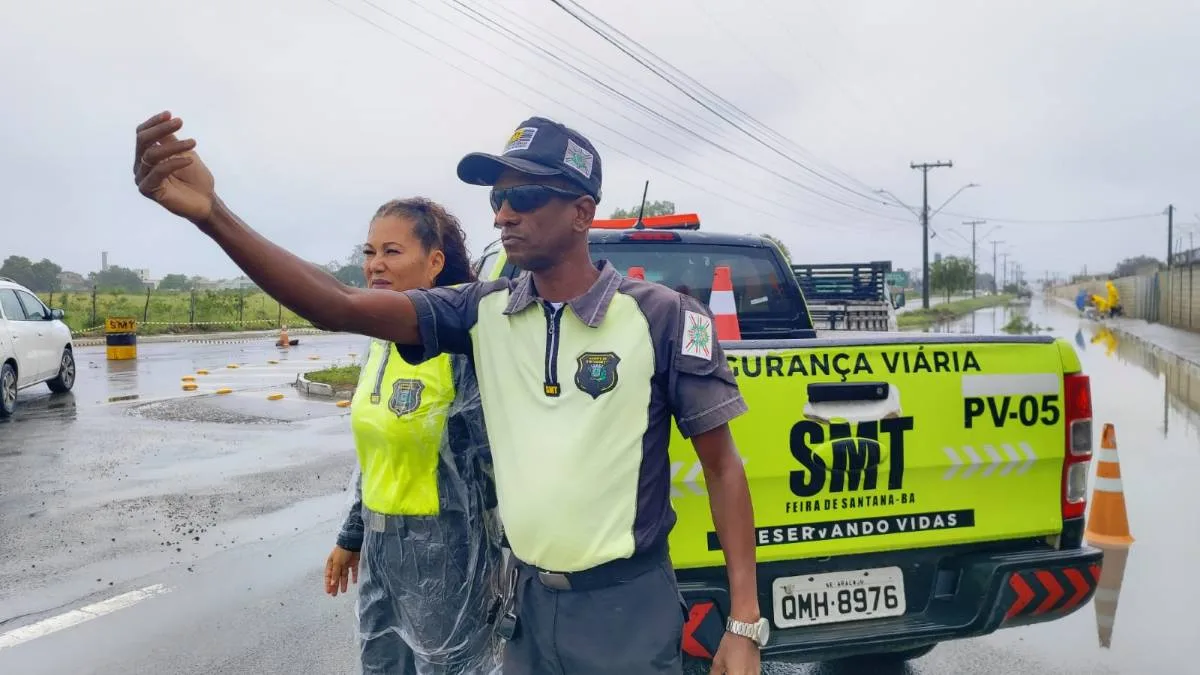 Veículos ficam presos em vala aberta por obra e trecho de rua é interditada no bairro SIM