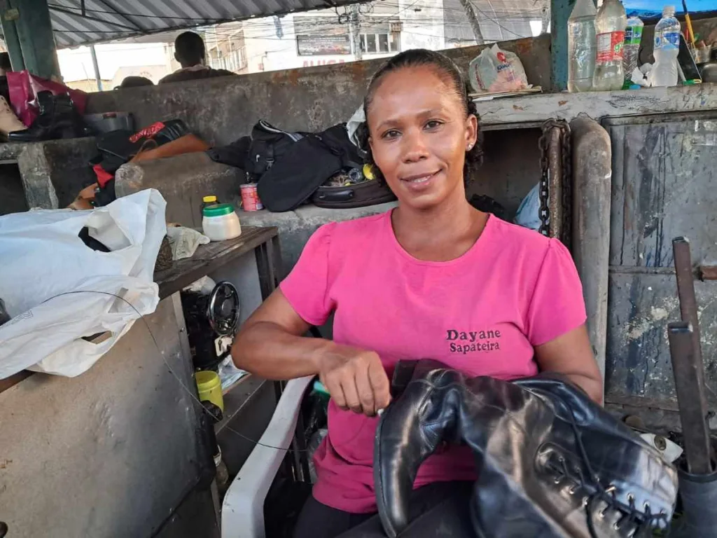 Compra online aumenta a demanda por ajustes e consertos de botas em Feira de Santana