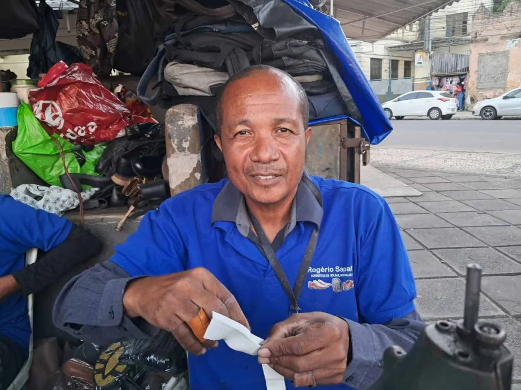 Compra online aumenta a demanda por ajustes e consertos de botas em Feira de Santana