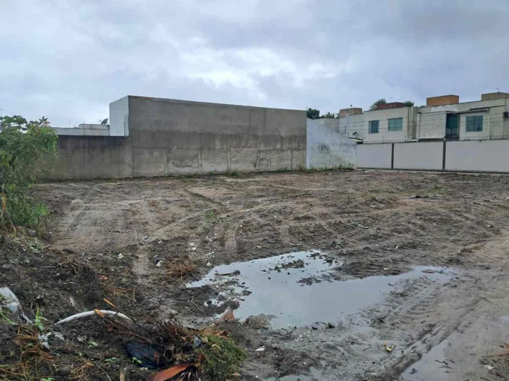 Moradores do Parque Centauro reclamam de rua interditada por entulho e lixo