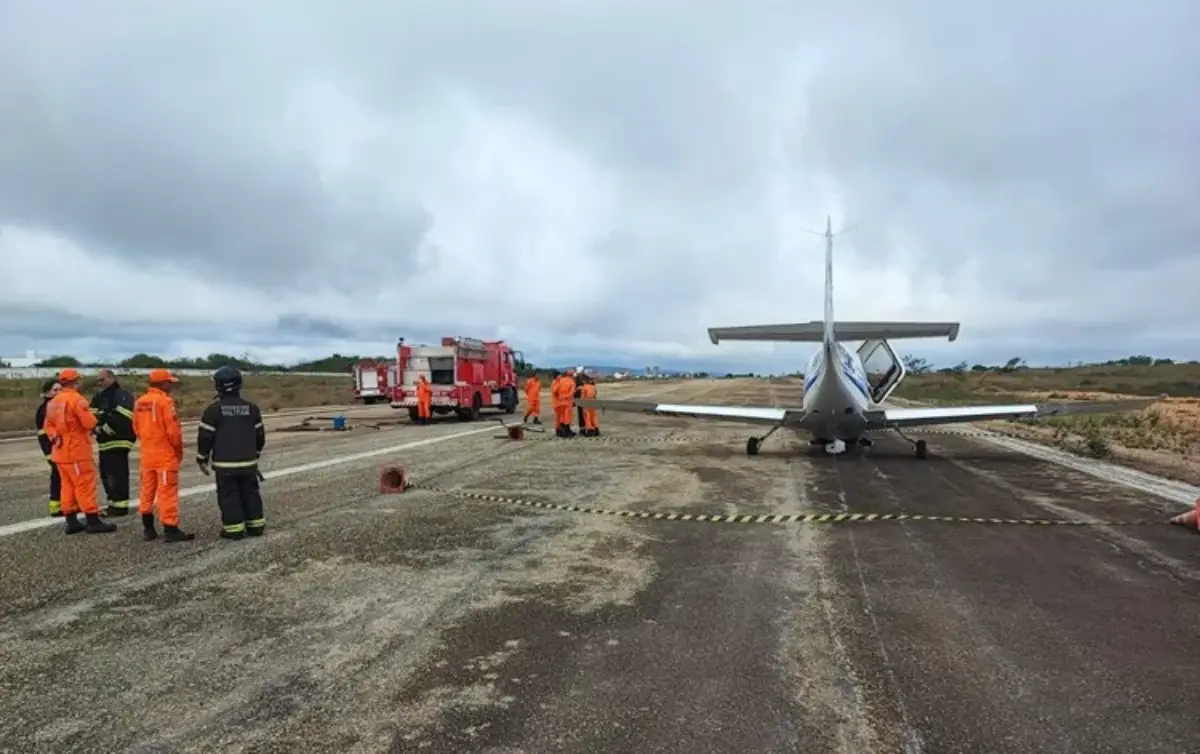avião faz pouso de emergência