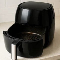 A mistura que aprendi no TikTok deixou minha air fryer como nova