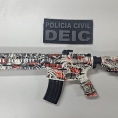 Adolescente é apreendido com simulacro de fuzil em via pública de Salvador