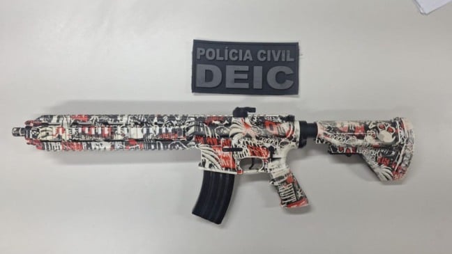Adolescente é apreendido com simulacro de fuzil em via pública de Salvador