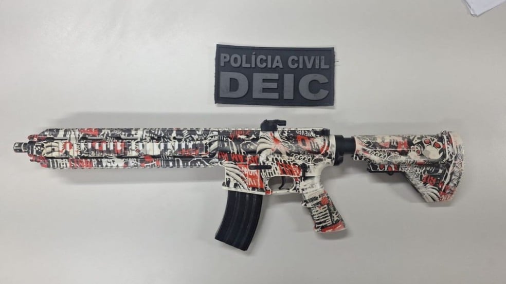 Adolescente é apreendido com simulacro de fuzil em via pública de Salvador