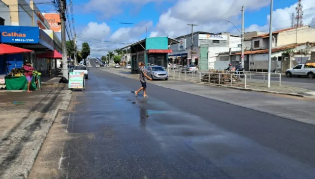 Avenida João Durval - estação do BRT