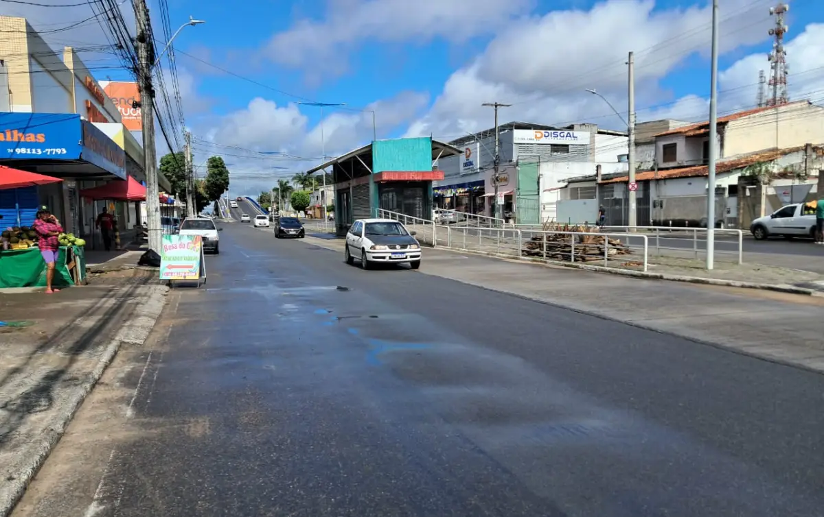 Avenida João Durval - estação do BRT