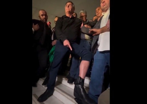 Bolsonaro exibe tornozeleira eletrônica pela primeira vez