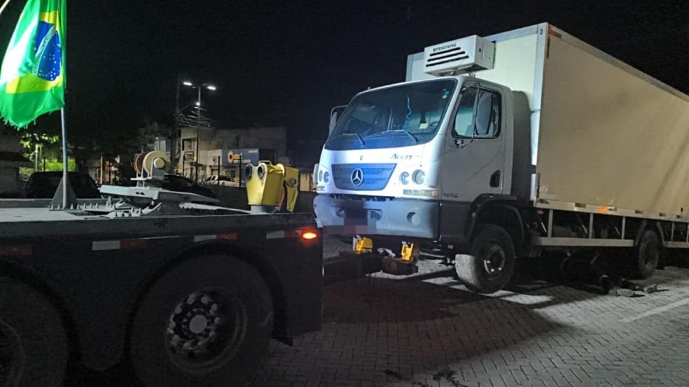 Caminhão furtado em Salvador é recuperado em Feira de Santana