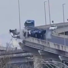 Caminhão-cegonha tomba e carro cai de ponte em Porto Alegre