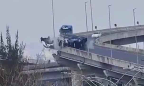 Caminhão-cegonha tomba e carro cai de ponte em Porto Alegre