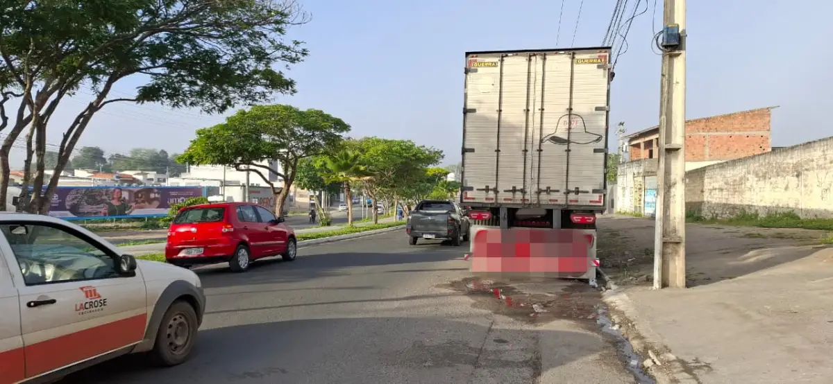 Caminhões estacionados na Avenida Fraga Maia