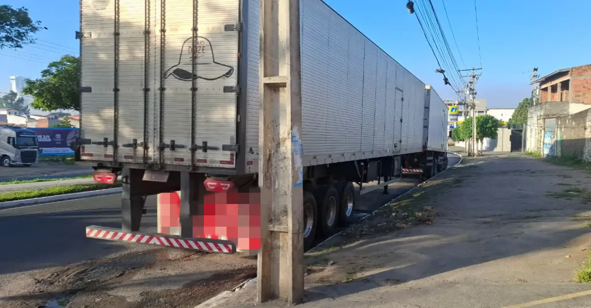 Caminhões estacionados na Avenida Fraga Maia