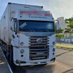 Caminhões estacionados na Avenida Fraga Maia
