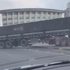 Carreta faz manobra proibida no centro de Feira de Santana
