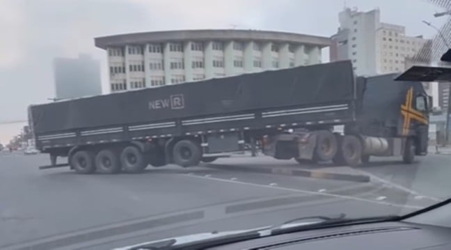 Carreta faz manobra proibida no centro de Feira de Santana