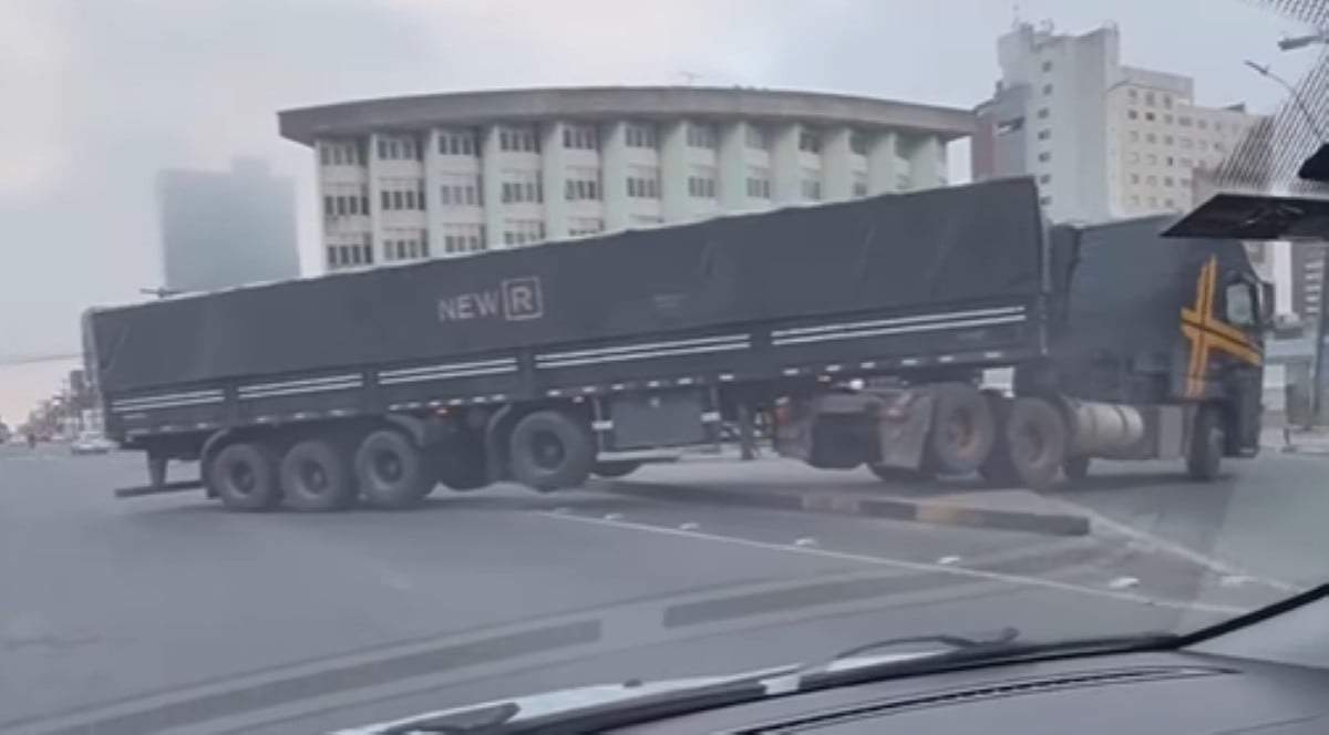 Carreta faz manobra proibida no centro de Feira de Santana