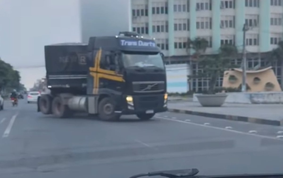 Carreta faz manobra proibida no centro de Feira de Santana 