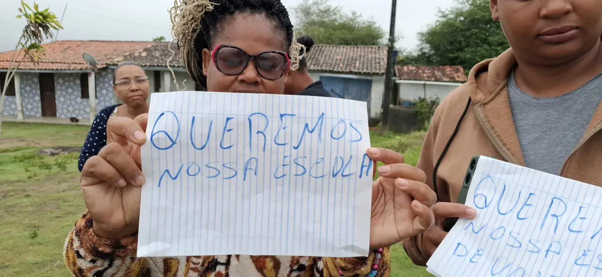 Comunidade de Ipuaçu protesta contra fechamento de escola