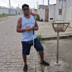 Deficiente visual relata dificuldades para se locomover por rua com buracos