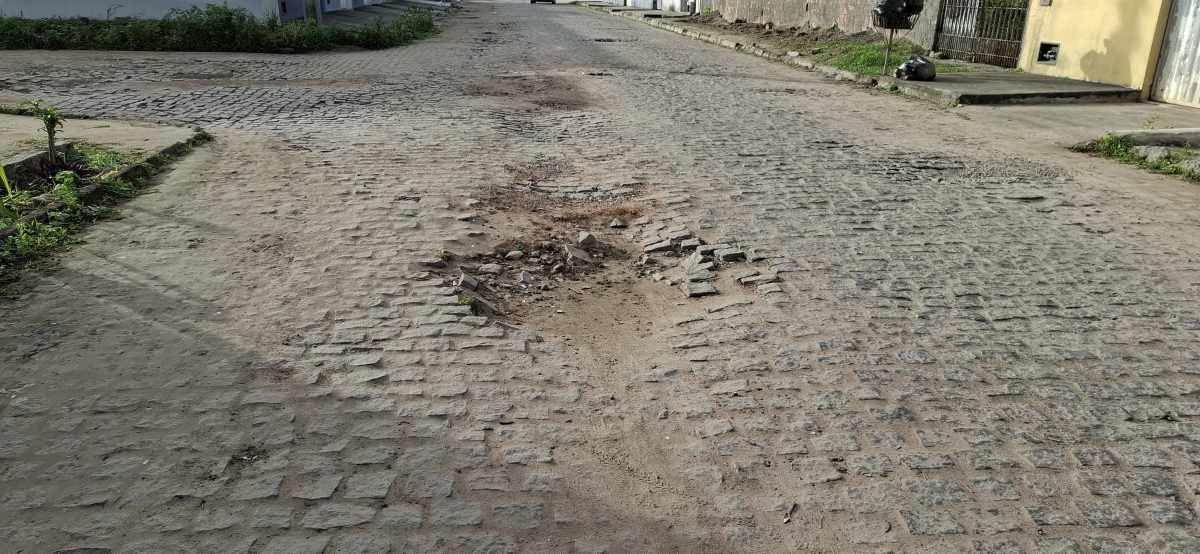Deficiente visual relata dificuldades para se locomover por rua com buracos 