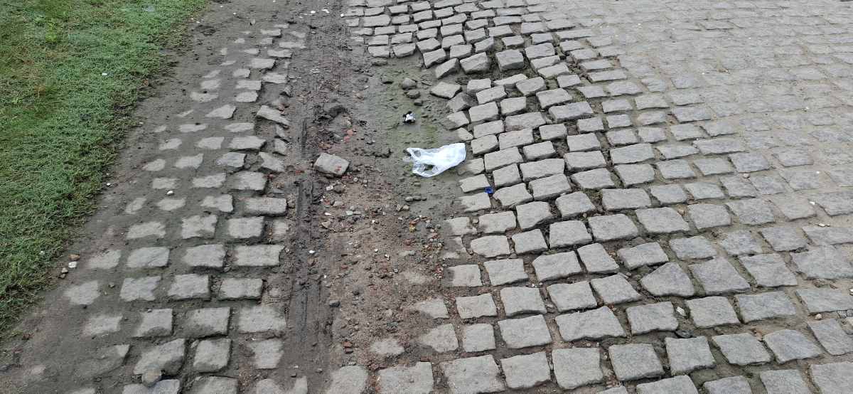 Deficiente visual relata dificuldades para se locomover por rua com buracos 
