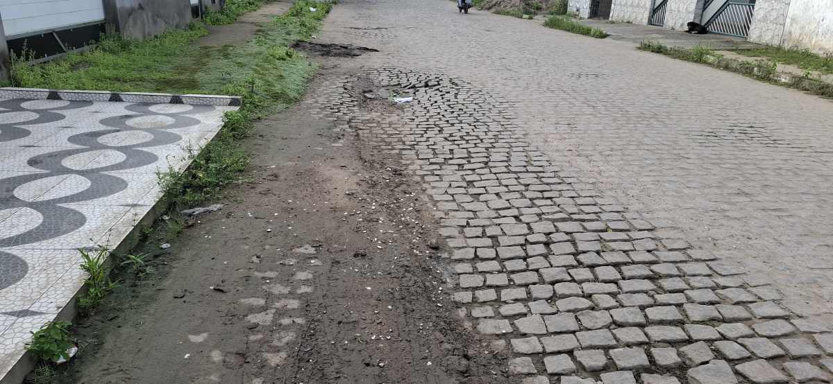 Deficiente visual relata dificuldades para se locomover por rua com buracos 