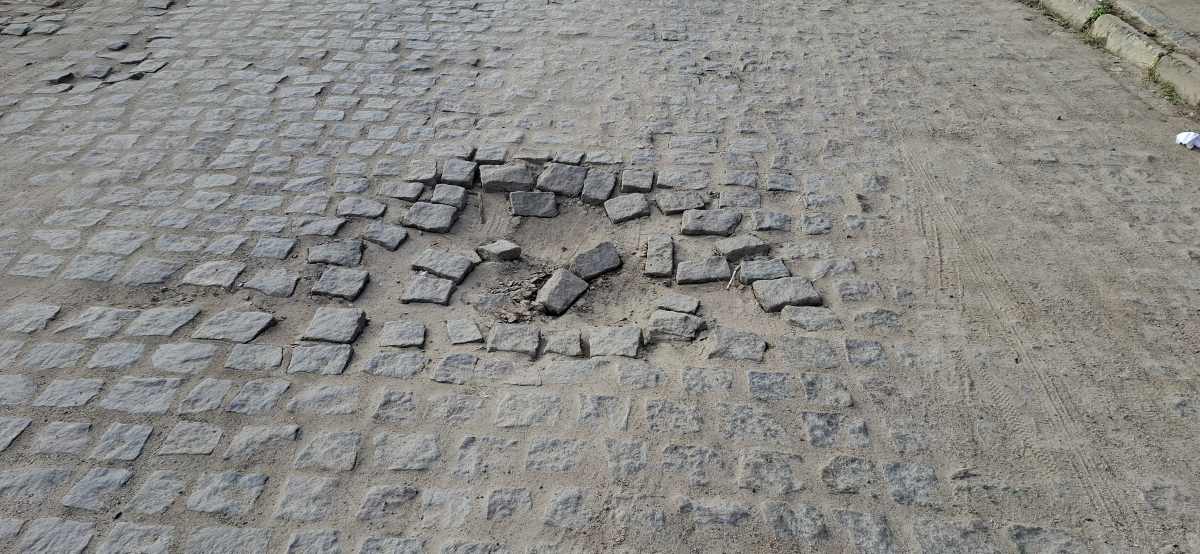 Deficiente visual relata dificuldades para se locomover por rua com buracos 