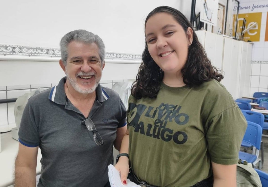 Estudante de Feira de Santana cria rede de incentivo à leitura com livros para aluguel, troca e venda