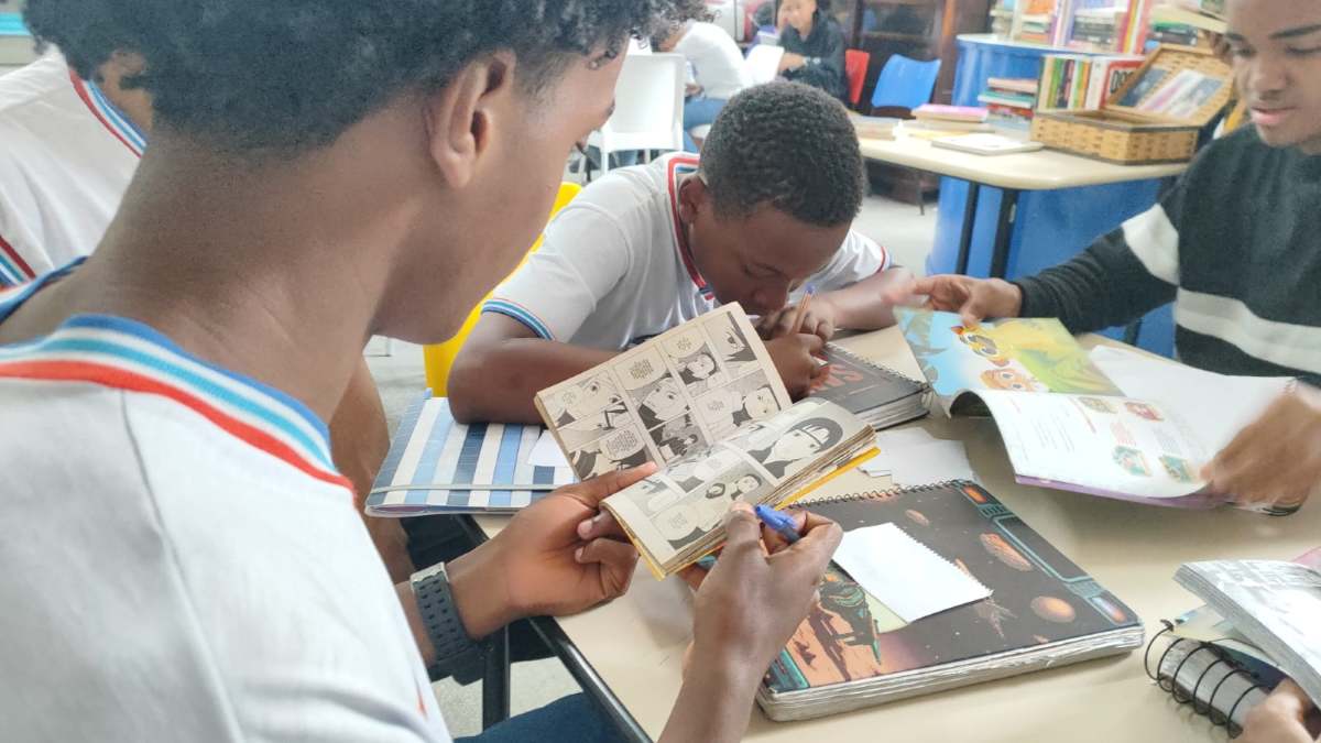 Estudante de Feira de Santana cria rede de incentivo à leitura com livros para aluguel, troca e venda