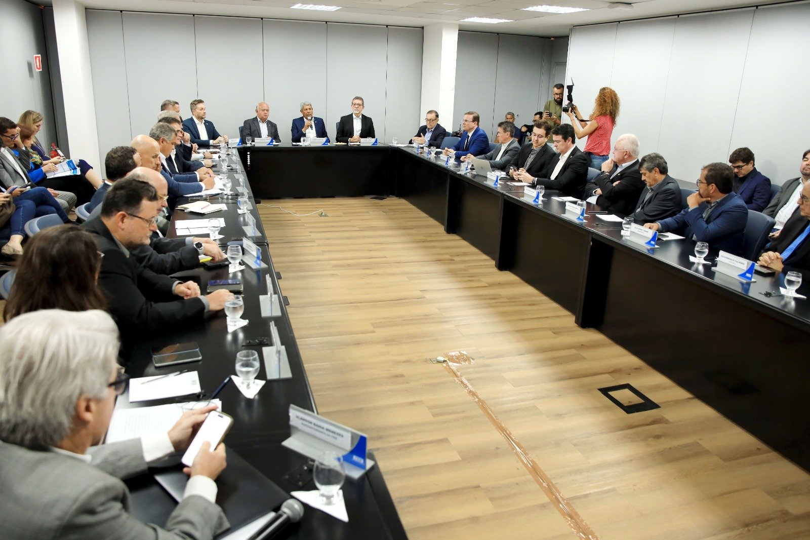 Governo da Bahia e FIEB criam grupo de trabalho para discutir impactos da taxação imposta pelos Estados Unidos e proteger a economia baiana