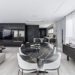 Realizada para um casal apaixonado pela monocromia do preto, este apartamento reformado por Ana Rozenblit, da Spaço Interior, conta com tons mais fechados em marcenaria (SCA Jardim Europa) e móveis, em contraponto às pedras em mesas e bancadas | Foto: Kadu Lopes