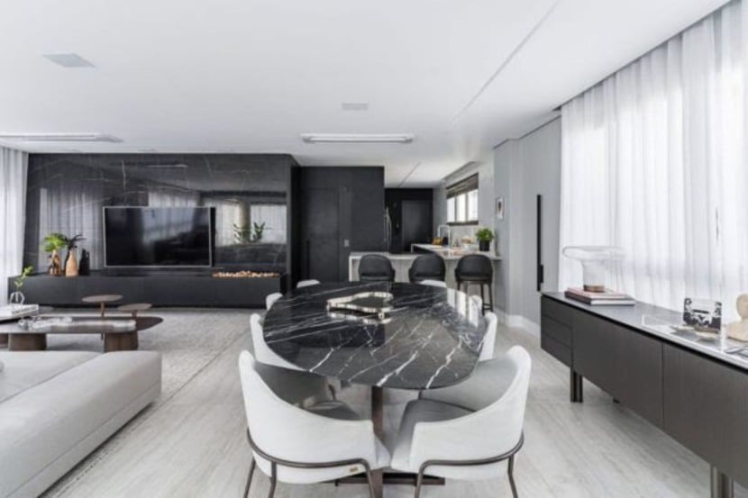 Realizada para um casal apaixonado pela monocromia do preto, este apartamento reformado por Ana Rozenblit, da Spaço Interior, conta com tons mais fechados em marcenaria (SCA Jardim Europa) e móveis, em contraponto às pedras em mesas e bancadas | Foto: Kadu Lopes