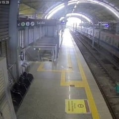 Homem ficou preso entre metrô e plataforma