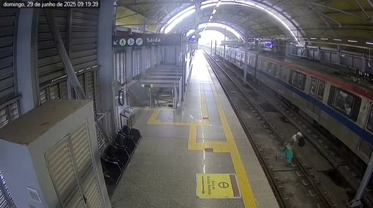 Homem ficou preso entre metrô e plataforma