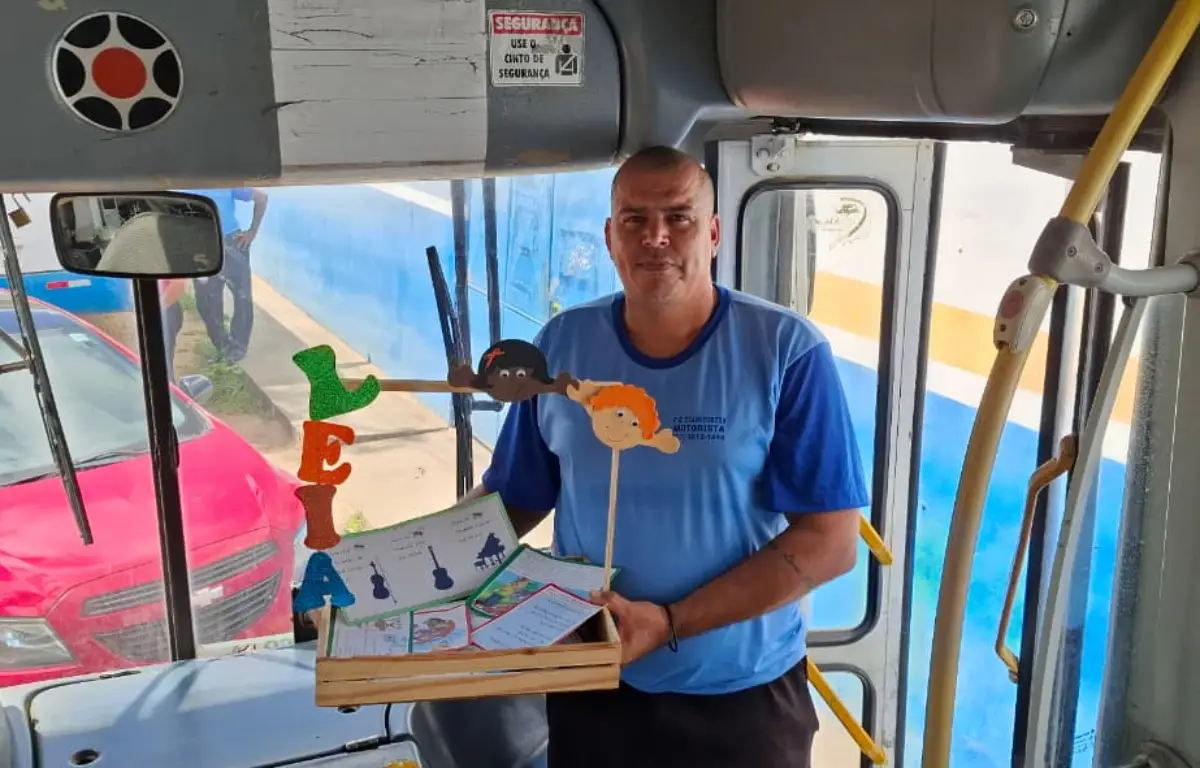 Leitura no ônibus escolar