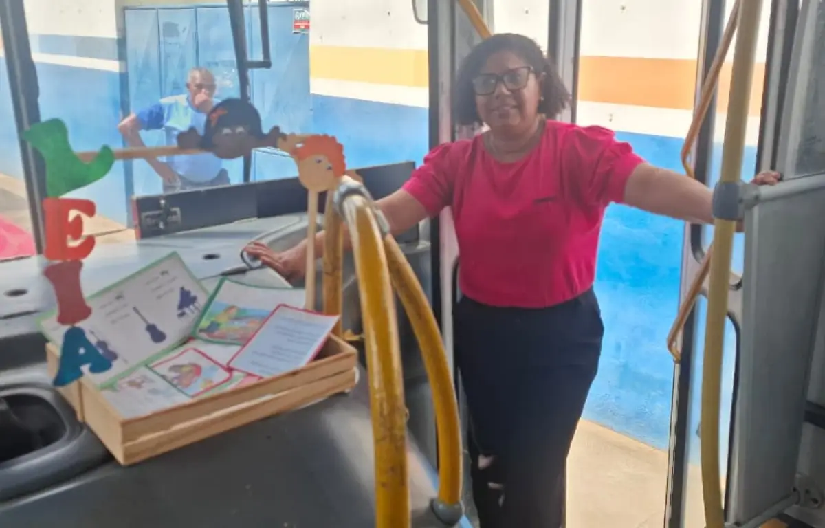 Leitura no ônibus escolar