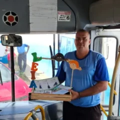Leitura no ônibus escolar