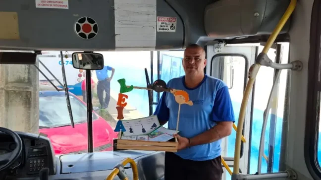 Leitura no ônibus escolar Leitura no ônibus escolar