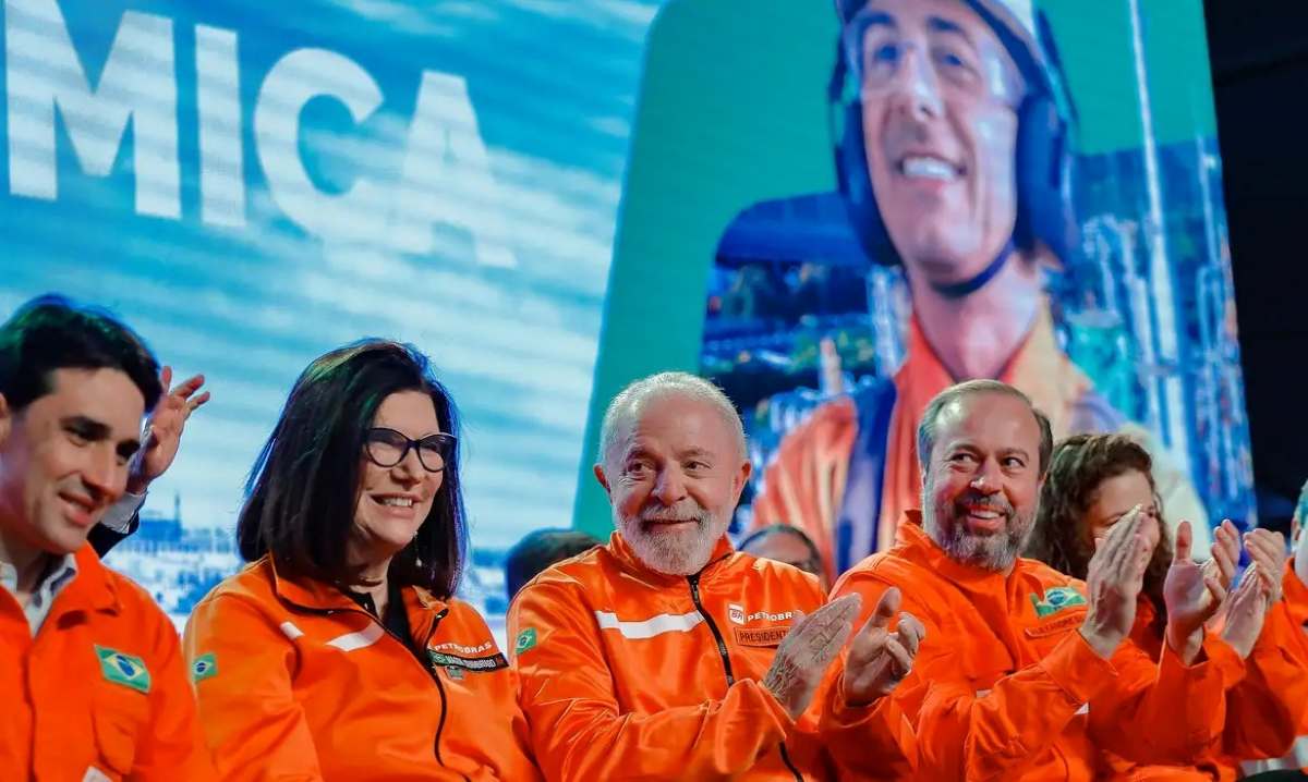 Lula cobra fiscalização de preços de combustíveis Lula cobra fiscalização de preços de combustíveis