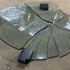 Mesa de vidro quebrada em tumulto na saída de Bolsonaro da Câmara em 21/07/2025