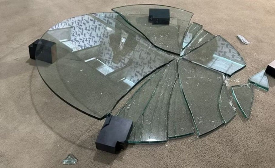 Mesa de vidro quebrada em tumulto na saída de Bolsonaro da Câmara em 21/07/2025