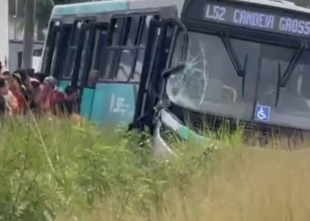 Dois ônibus do transporte público colidem em Feira de Santana