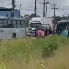 Dois ônibus do transporte público colidem em Feira de Santana